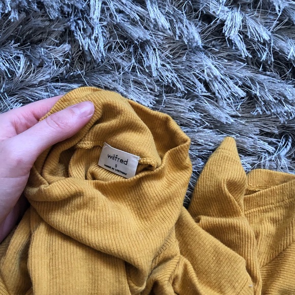 ⭐️🌟Aritzia Short Sleeve Ribbed Turtleneck in Cairo Gold🌟 - Picture 6 of 6